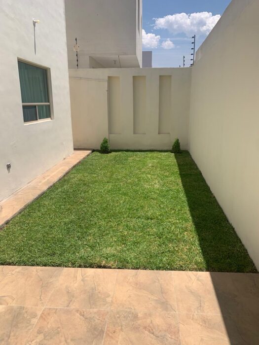 Casa de dos plantas ubicada en RESIDENCIAL PRIVADO. Imagen de la galería