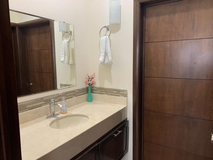 Casa de dos plantas ubicada en RESIDENCIAL PRIVADO. Imagen de la galería