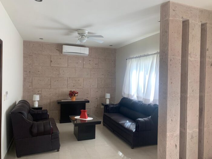 Casa de dos plantas ubicada en RESIDENCIAL PRIVADO. Imagen de la galería