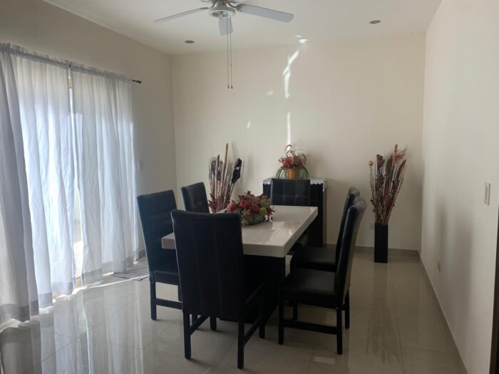Casa de dos plantas ubicada en RESIDENCIAL PRIVADO. Imagen de la galería